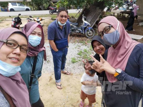 Katijah (dua dari kanan) bersama peserta ibadah korban yang dilaksanakan pada Hari Raya Aidiladha di Kampung Darat Batu Rakit Hilir.