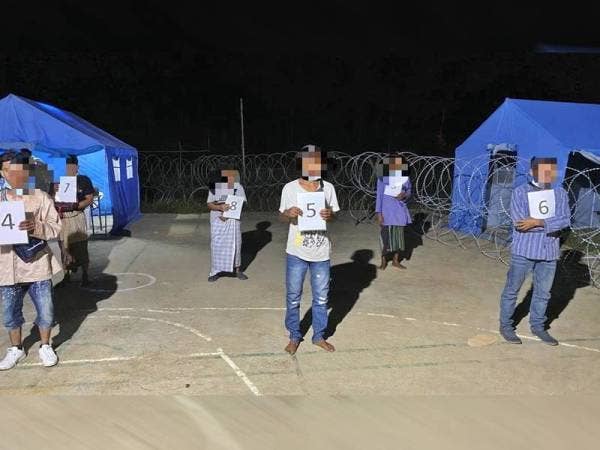 Antara yang ditahan dalam Op Benteng di persisiran Pantai Punggai, Bandar Penawar, Johor, malam tadi.