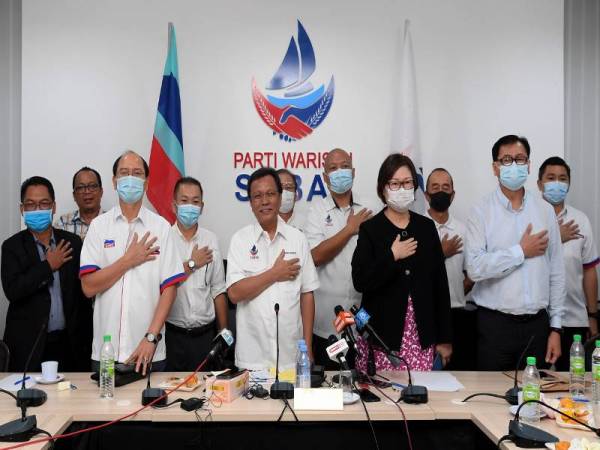 Mohd Shafie (tengah) bersama Presiden Pertubuhan Pasok Momogun Kadazandusun Murut Bersatu (UPKO) Datuk Seri Wilfred Madius Tangau (tiga, kiri), Pengerusi PKR Sabah Datuk Christina Liew (empat, kanan) dan Pengerusi DAP Sabah Datuk Frankie Poon Ming Fung (dua, kanan) selepas mengadakan perjumpaan bagi menghadapi Pilihanraya Negeri Sabah di Pejabat Parti Warisan hari ini. - Foto Bernama