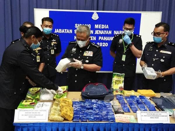 Abd Jalil bersama pegawainya menunjukkan dadah yang dirampas susulan penahanan empat suspek.