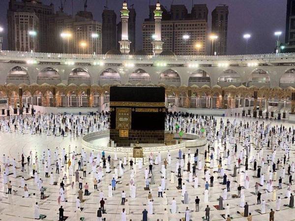Solat Maghrib di Masjidil Haram yang dilakukan selepas tamat tawaf Wida. - Foto Haramain Live