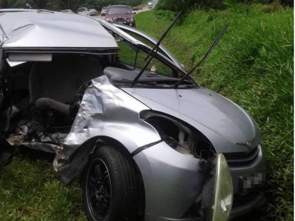 Keadaan kereta Perodua Myvi remuk akibat kemalangan di Jalan Kulai-Kota Tinggi yang turut mengorbankan pemandunya.