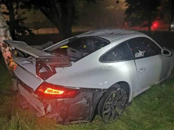 Sebuah kereta Porsche 911 GT3 mengalami kerosakan teruk selepas terlibat dalam kemalangan jalan raya di bandar Tonyrefail, Wales baru-baru ini. -Foto Twitter/@SWP_Roads