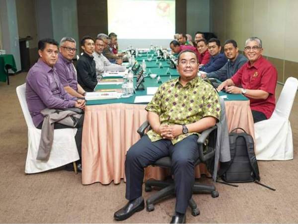 Muhammad Sanusi (tengah) ketika mempengerusikan Mesyuarat KFA di sebuah hotel di Alor Setar semalam. - Foto Kedah KFA