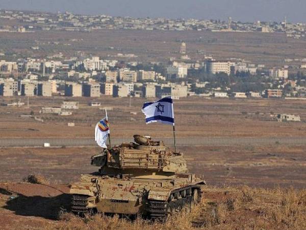 Gambar fail menunjukkan bendera Israel diletakkan pada bangkai sebuah kereta kebal di Bukit Golan yang bersempadanan dengan Syria pada tahun lalu. - Foto AFP