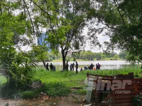 Operasi membabitkan kekuatan tiga anggota penyelam PPM Polis Diraja Malaysia (PDRM) di Taman Putra Perdana, Dengkil hari ini.