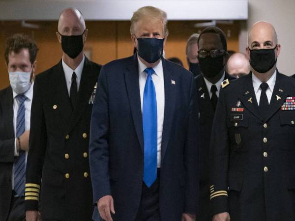Presiden AS, Donald Trump turut menggunakan pelitup muka dalam lawatannya baru-baru ini. Foto: AFP