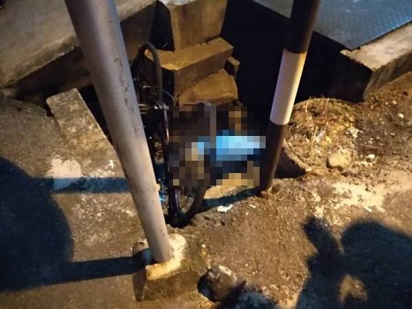 Keadaan mayat lelaki warga emas semasa ditemui dalam longkang pagi tadi.