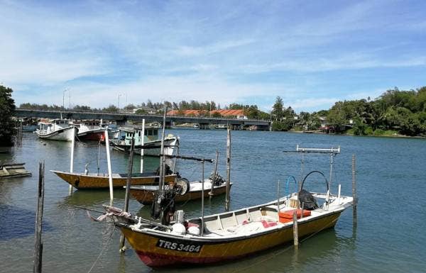 Terdapat kira-kira 800 lesen nelayan pantai yang dalam proses pertimbangan untuk diselesaikan Kerajaan Terengganu.