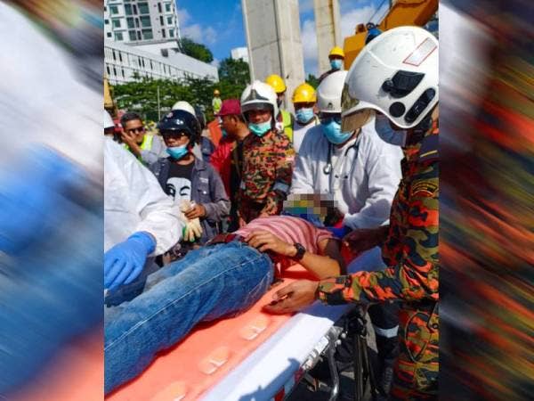 Mangsa yang terperangkap berjaya dikeluarkan dari kren dengan bantuan bomba.