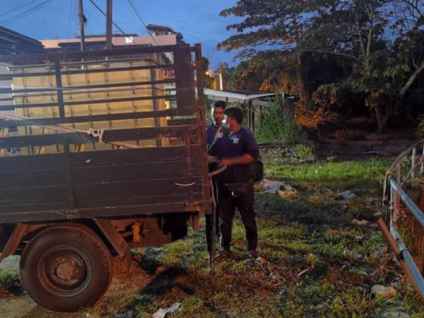 Lori yang disyaki membuang sisa bahan kimia di Sungai Batang Labu, Nilai malam tadi.