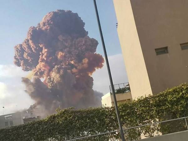 Kepulan asap kelihatan di udara selepas letupan berkenaan. - Foto Karim Sokhn/Instagram/Reuters
