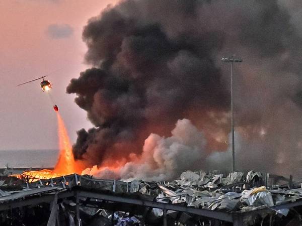 Suasana letupan di sebuah gudang menyimpan ammonium nitrat di Pelabuhan Beirut, Lubnan, petang Selasa. - Foto AFP