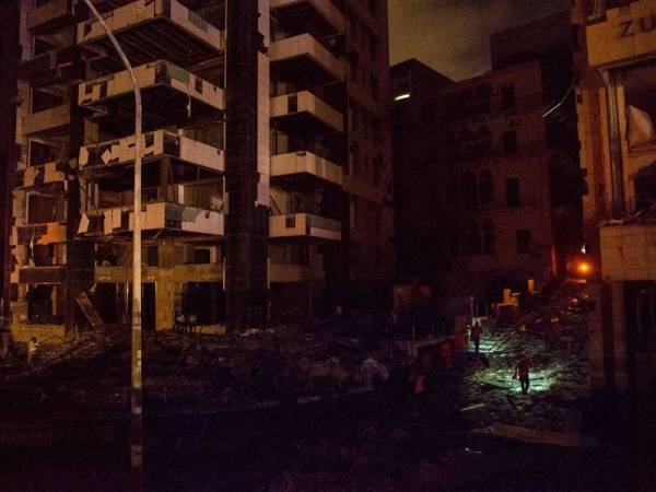 Anggota penyelamat menjalankan pencarian mangsa letupan di kawasan jalanan, malam tadi. - Foto Daniel Carde/Getty Images