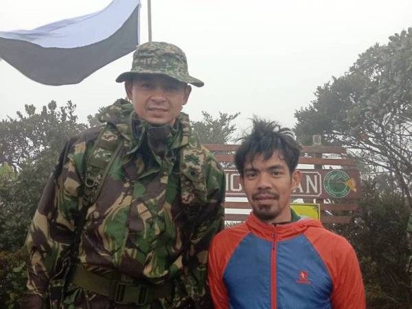 Mohd Fadirulnizam (kanan) merakam foto kenangan bersama Tengku Hassanal.