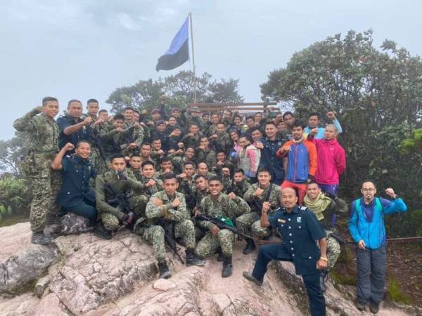 Kembara bergambar kenangan di puncak Tahan. - Foto Nature Guide 