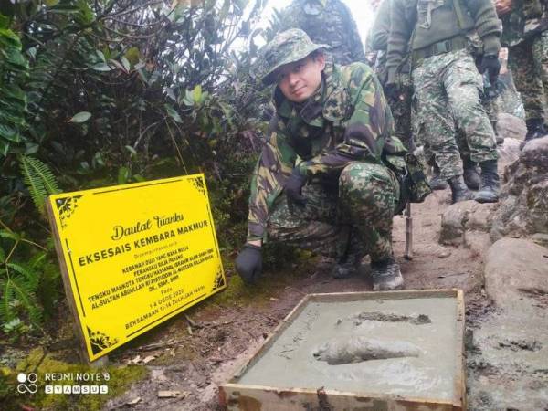 Simbolik Tengku Hassanal menjejakkan kaki di puncak Tahan dibuat menggunakan simen konkrit.