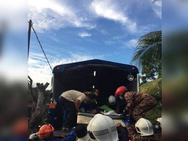 Lelaki berusia 55 tahun yang beratnya kira-kira 200 kilogram dibawa dengan lori untuk mendapatkan rawatan di Hospital Melaka, semalam. - Foto ihsan APM Daerah Melaka Tengah