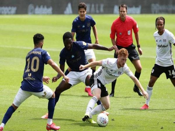Aksi pemain Brentford (jersi biru) dan Fulham kelmarin. - Foto gettyimages