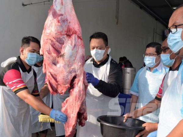 Tuanku Syed Faizuddin (dua dari kiri) berkenan berangkat menghadiri Program Sembelihan Korban CSR MAIPs 2020.