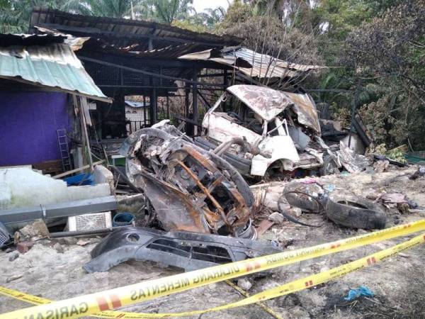 Van milik Nur Aziah yang digunakan untuk tujuan niaga turut musnah terbakar dalam kejadian semalam.