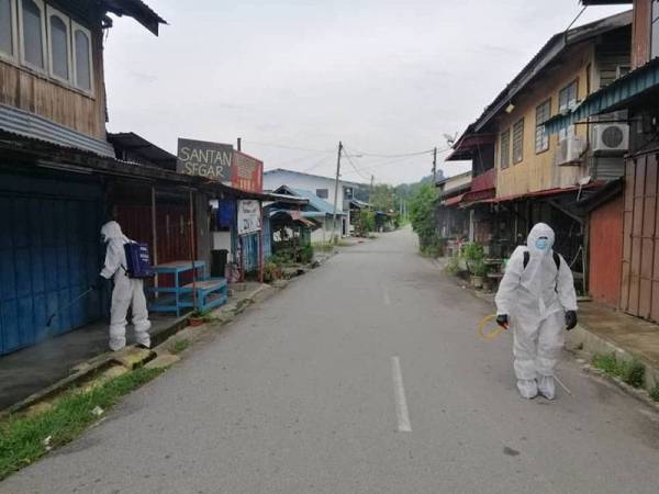 Proses sanitasi dilakukan anggota bomba di sekitar Pekan Napoh semalam. FOTO: JBPM