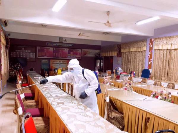 SMK Megat Dewa yang ditutup, disanitasi anggota bomba dari Balai Bomba dan Penyelamat Jitra semalam. FOTO: JBPM