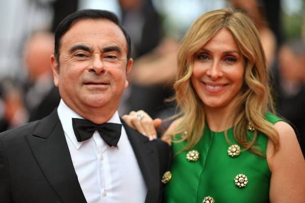 Carlos Ghosn (kiri) dan isterinya, Carole Ghosn. - Foto: AFP