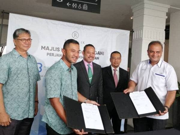 Perjanjian perkhidmatan pengosongan sistem perangkap FOG ditandatangani oleh Narendran (kanan) dan Shamsul Fahmi (dua dari kiri) yang disaksikan oleh Ahmad Masrizal (tengah) berlangsung di Republik Damansara Heights dekat Kuala Lumpur semalam.