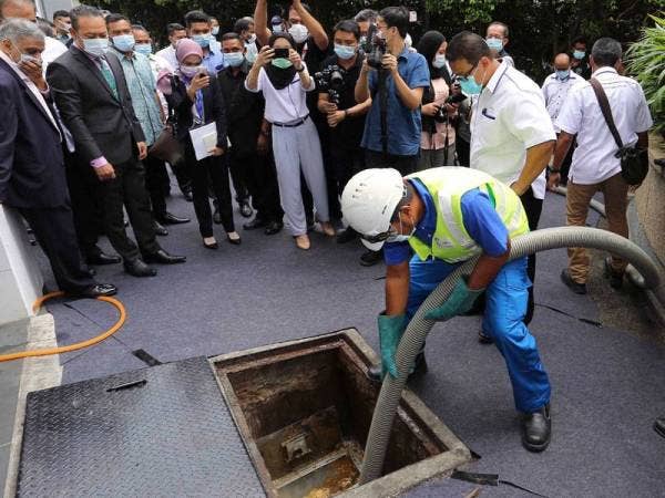 Operator IWK melaksanakan kerja pengosongan sistem perangkap FOG di Republik Damansara Heights, Kuala Lumpur semalam.