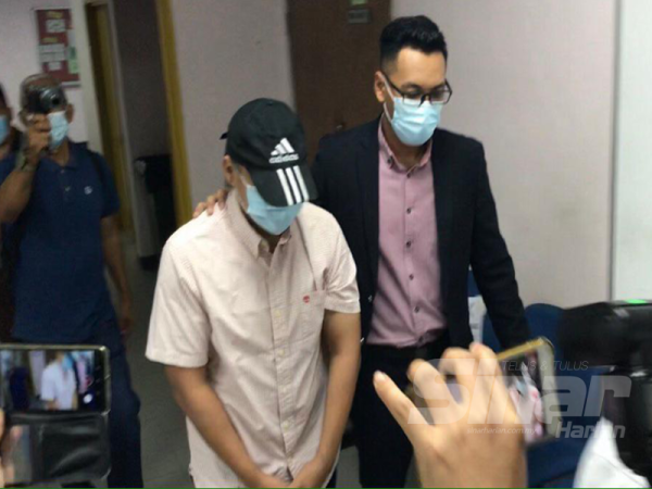 Bekas timbalan pengurus syarikat berkaitan GLC dibawa ke Mahkamah Sesyen Johor Bahru hari ini atas tuduhan menerima rasuah.