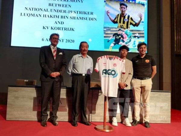 Dari kiri, Gregoire, Vincent, Luqman Hakim dan Johan Kamal pada majlis menandatangani kontrak di ibu kota tengah hari tadi.