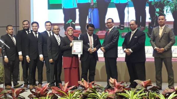 Samsolbari (tiga kanan) menyampaikan Anugerah Inovasi 2020 kepada penerima dalam Majlis Sambutan Hari Inovasi Jabatan Pertanian Negeri Johor Tahun 2020 di Hotel Grand Paragon, Johor Bahru, hari ini.