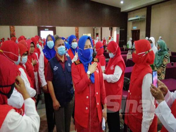 Noraini diiringi Saarani dan Wan Norashikin hadir pada program Ziarah Kasih Skuad Sayang 3K di Felda Residence, Sungkai hari ini. 