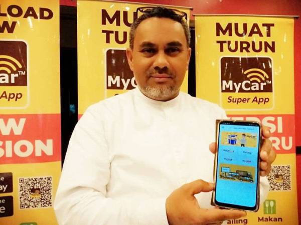 Mohd Noah menunjukkan aplikasi baharu MyCar Super App.