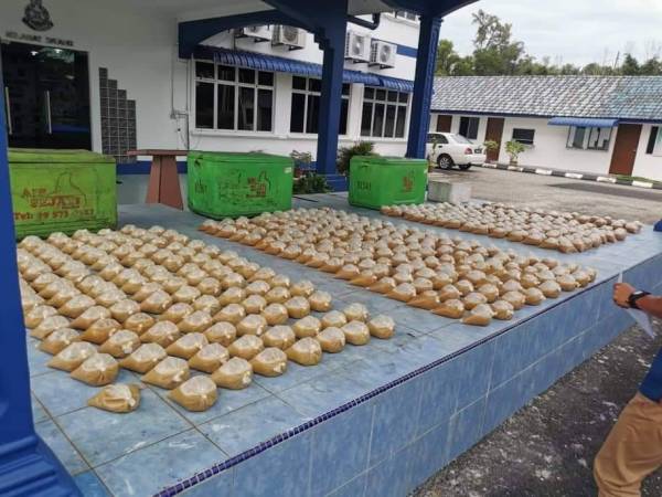Bungkusan air ketum yang dirampas hasil serbuan ke atas sebuah rumah di Jalan Tanah Putih, Kuantan kelmarin. -Foto PPM Wilayah Tiga