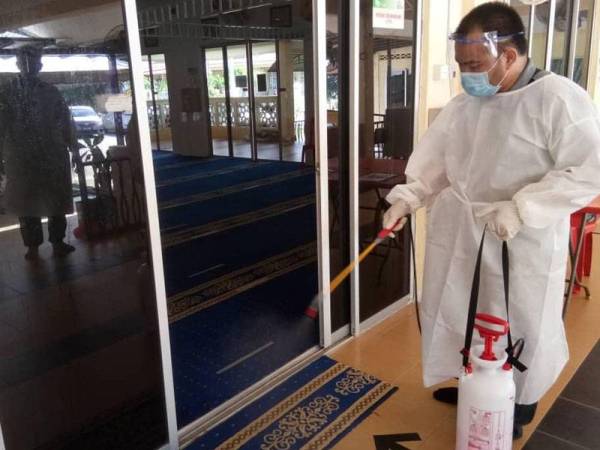 Kerja-kerja sanitasi yang dilakukan di sekitar Nilai hari ini mengikut prosedur operasi standard (SOP) yang ditetapkan.