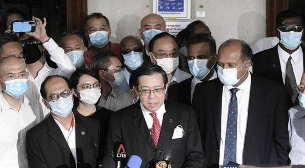 Bekas Menteri Kewangan, Lim Guan Eng membuat keputusan untuk melawan pertuduhan rasuah berhubung kes projek terowong dasar laut di Pulau Pinang.