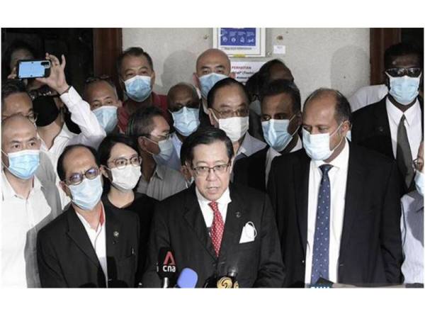 Sidang media Lim Guan Eng di lobi Mahkamah Kuala Lumpur hari ini.