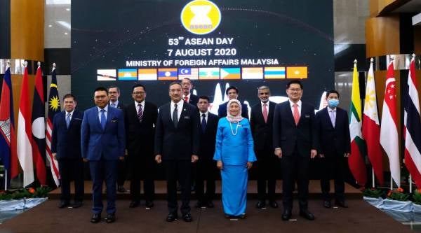 Hishammuddin (hadapan, dua dari kiri) bergambar kenangan bersama Duta-Duta Besar Negara ASEAN pada Majlis Sambutan Ulang Tahun ke-53 penubuhan ASEAN di Wisma Putra hari ini. -Foto Bernama