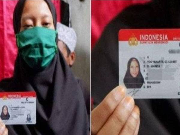 Y menunjukkan kad pengenalannya. - Foto Kompas