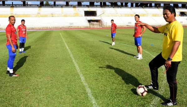 Sazali (kanan) memberi arahan kepada skuad di bawah kelolaannya ketika sesi latihan di Stadium Tuanku Abdul Rahman, Paroi hari ni. - FOTO: BERNAMA
