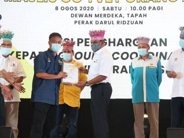 Saravanan menyampaikan sijil penghargaan kepada seorang daripada 10 Ground Koordinator TVET Orang Asli.