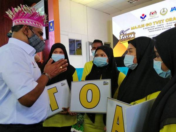 Saravanan beramah mesra dengan peserta yang menjadi kumpulan pertama pelajar orang asli di bawah program TVET.