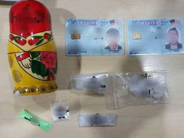 Polis merampas dadah susulan tertangkapnya dua lelaki di Petaling Jaya, semalam.