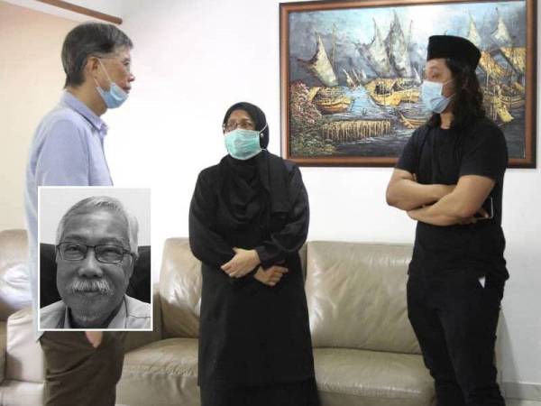 Bekas Ahli Parlimen Batu, Tian Chua (kiri) mengucapkan takziah kepada Sharifah Nooraiya (dua dari kiri) di kediamannya di Bandar Sunway hari ini. - Foto Asril Aswandi, gambar kecil: Abd Jalil