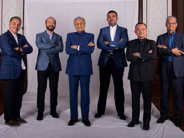 Dr Mahathir (tengah) bersama barisan kepimpinan parti baharu semalam.