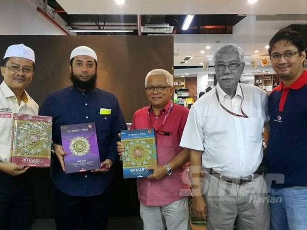 Hussamuddin (tiga dari kanan) dan Abd Jalil (dua dari kanan) bergambar bersama dalam satu program di Kumpulan Karangkraf baru-baru ini.