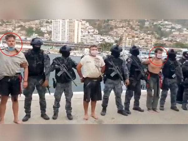 Denman (kiri) dan Berry ketika ditahan pihak berkuasa pada Mei lalu. - Foto: Agensi