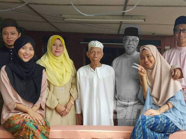 Mohd Haikal (kanan) bersama Allahyarham Abd Jalil dan ahli keluarga lain bergambar kenangan ketika menyambut Hari Raya Aidilfitri dua tahun lalu.